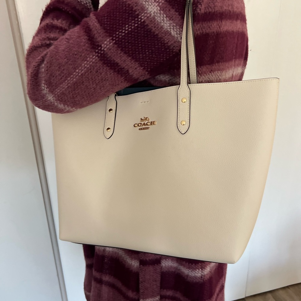 COACH Town Tote Large Leather Shoulder Bag Chalk 72673. Brand New.